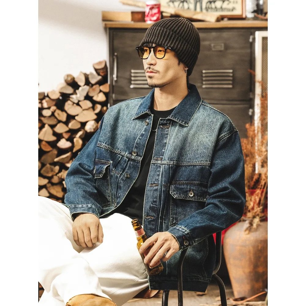 A trendy new retro washed denim jacket and loose work jacket for autumn and winter