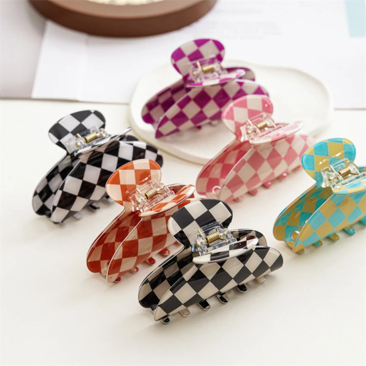 

Vintage Checkerboard Hair Claw Set Multicolor Plaid Acrylic Hair Clips for Effortless Bun Hairstyles