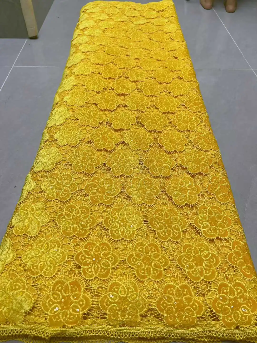 

Желтая африканская кружевная ткань 2025, высокое качество, кружевная лазерная резка, бархатная гипюровая кружевная ткань с вышивкой, нигерийское кружево для вечеринки