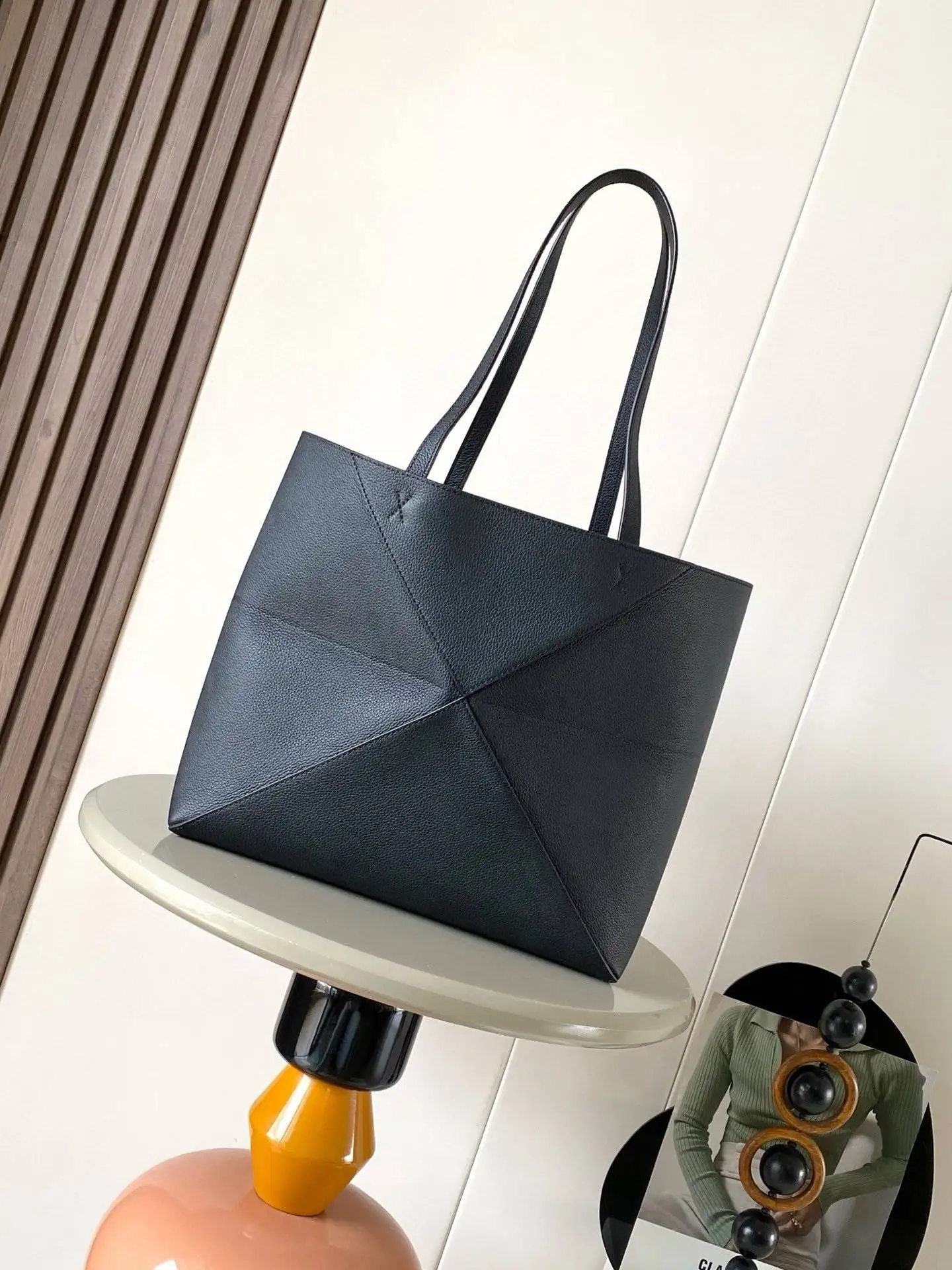 

2025 New Medium Soft Grain Leather Handbag⚡️ Lightweight Geometric Design, Shoulder & Top Handle, Suede Lining