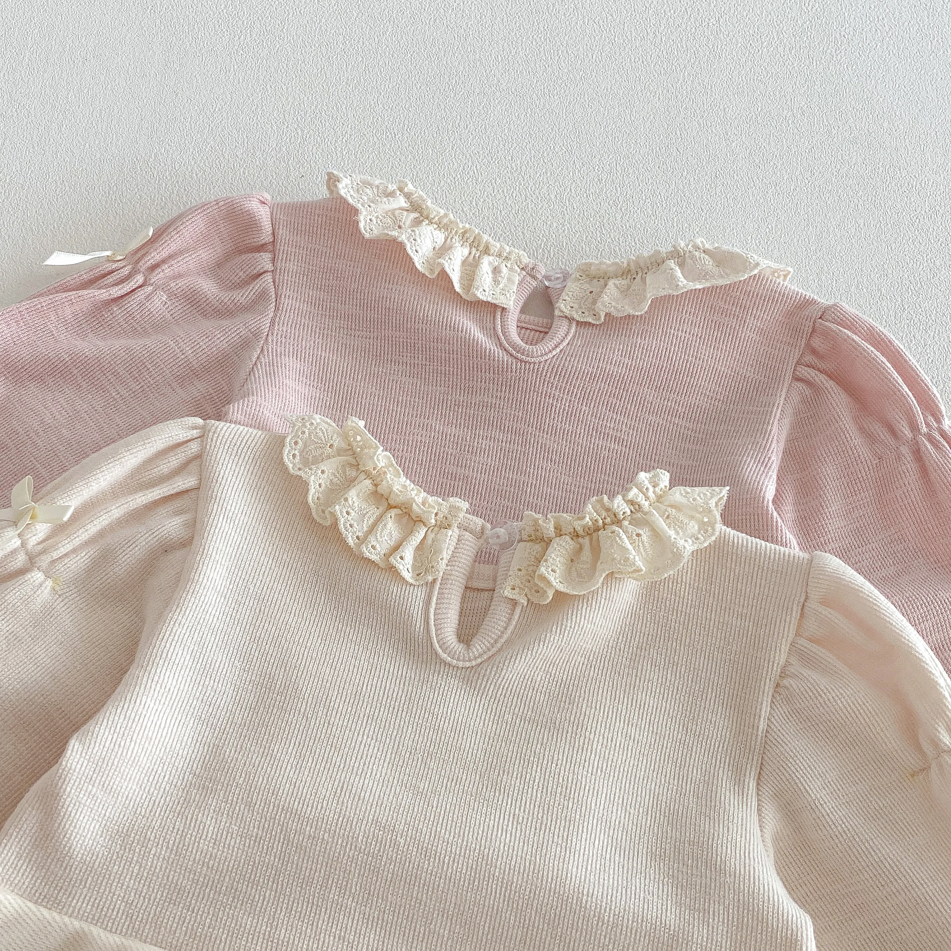 Mädchen-Mode-Set 2026 im koreanischen Stil für Frühling-Herbst, Netzschal, Schleifenbluse mit ausgestellter Hose - Zweiteiliges Set für Mädchen – Detail 5