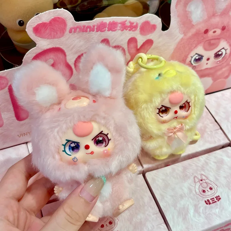 ตุ๊กตาวินิลซีรีส์ Baby Three Mini Mini Hug แบบสุ่มในกล่อง ของเล่นสุดฮิต ตุ๊กตาน่ารัก พวงกุญแจตกแต่งกระเป๋า ของขวัญในกล่องปริศนา