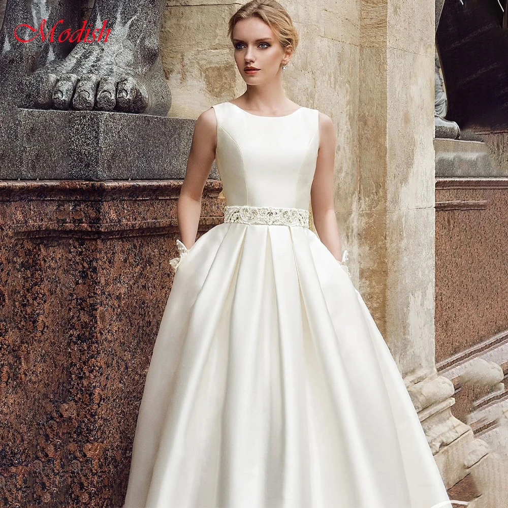 فستان زفاف رومانسي من الساتان الأبيض مخصص رسمي برقبة دائرية بدون أكمام رداء de mariée حالمة على شكل حرف a ذيل محكمة فيستدو دي نوفيا