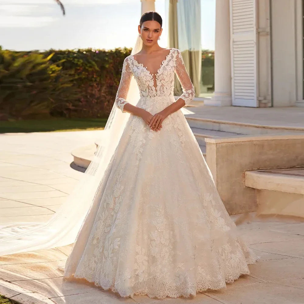 

Свадебные платья А-силуэта на заказ с рукавами, кружевными аппликациями, тюлевым V-образным вырезом, пуговицами и шлейфом.