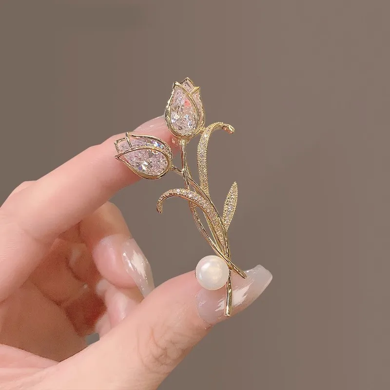 Broches de perlas de flor de tulipán de circón de lujo para mujer, alfileres de solapa de hojas florales de cristal rosa, joyería de ramillete para ropa de banquete