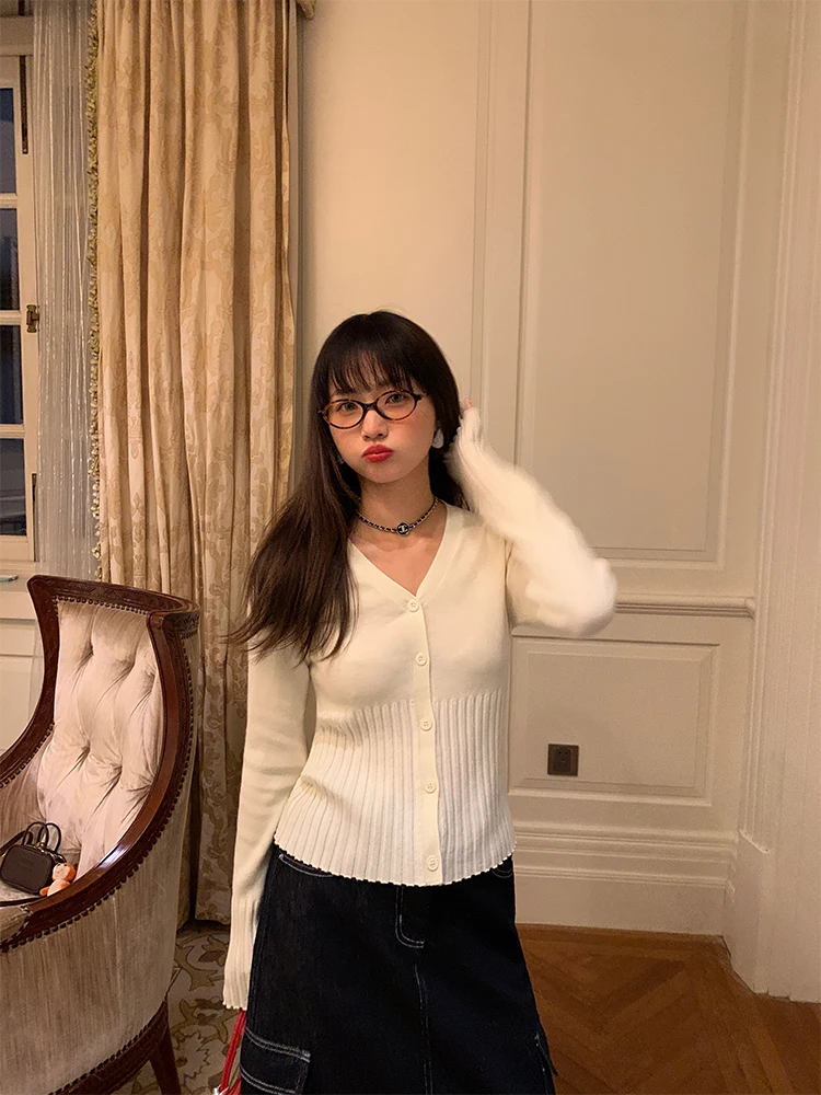 

Women's V-Neck Knitwear White Base Layer Design Sensation Small Audience Long Sleeve Short Style Button Detail Commute Style
