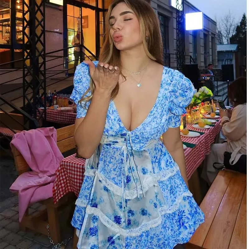 YENKYE 2025 الدانتيل تقسم الأزرق الأزهار طباعة فستان صيفي المرأة مثير عارية الذراعين الخامس الرقبة ألف خط فساتين صغيرة عطلة فيستدو بوهو رداء