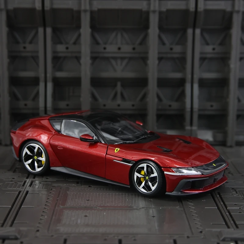 Bburago 1:24 simulação Ferrari 12 Cilindri liga modelo de carro ornamento estático presente, portas e capô do motor, porta-malas pode ser aberto