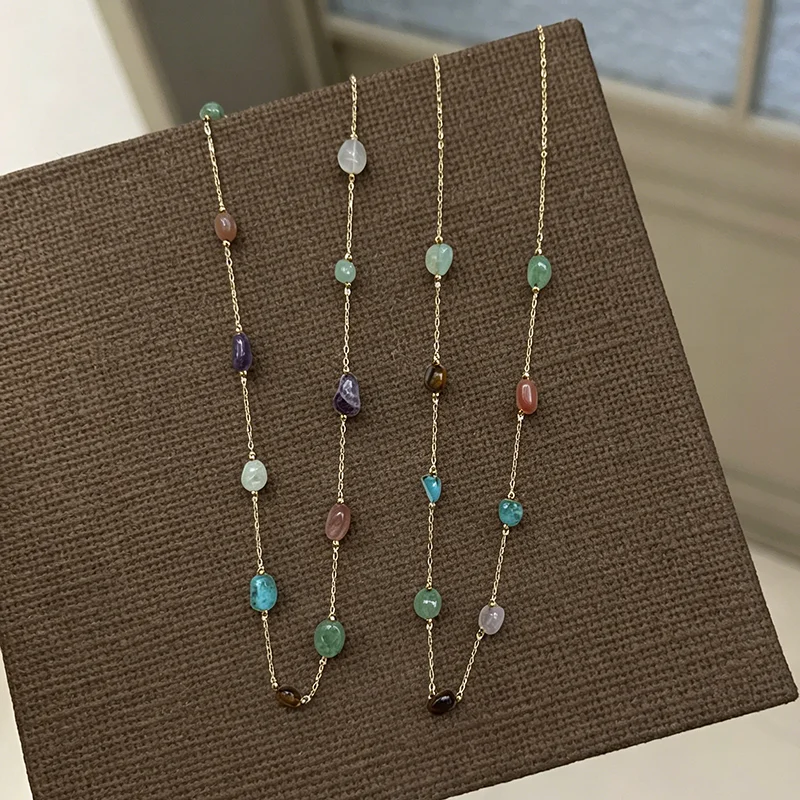 Goldfarbene Edelstahlkette, bunter, unregelmäßiger Naturstein-Anhänger, Halskette für Damen, Schmuck, Schlüsselbeinkette, Accessoire – Detail 6