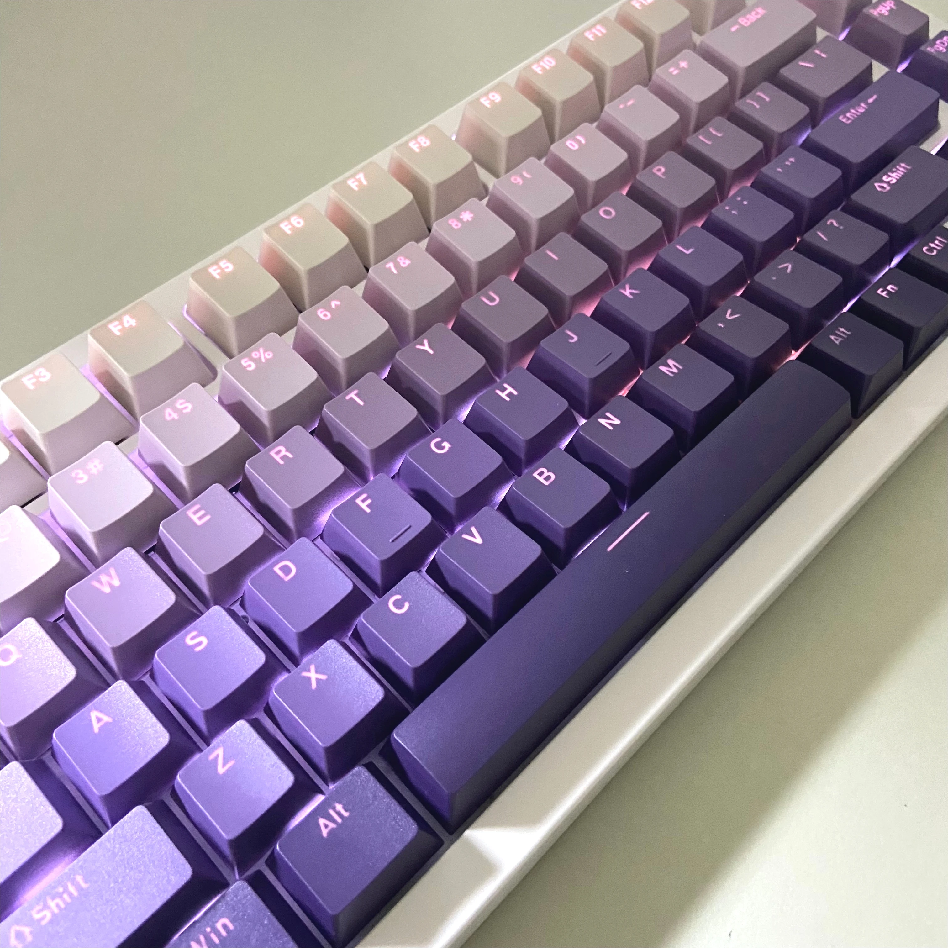 أغطية المفاتيح المتدرجة الأمامية المحفورة مجموعة شفافة OEM للوحة المفاتيح الميكانيكية لوحة مفاتيح الألعاب 61 68 75 84 87 89 96 98 100 104 108