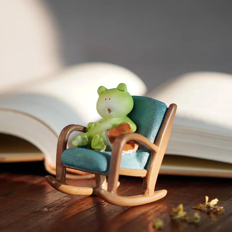 Miniature Frog Figurine Cute Mini Frog Resin Statue Rocking Chair Design with Book Indoor Home Bedroom Office Garden Decoration