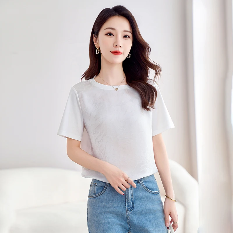 

Дышащая трикотажная футболка из смесового шелка: легкость и комфорт сочетаются с современным стилем