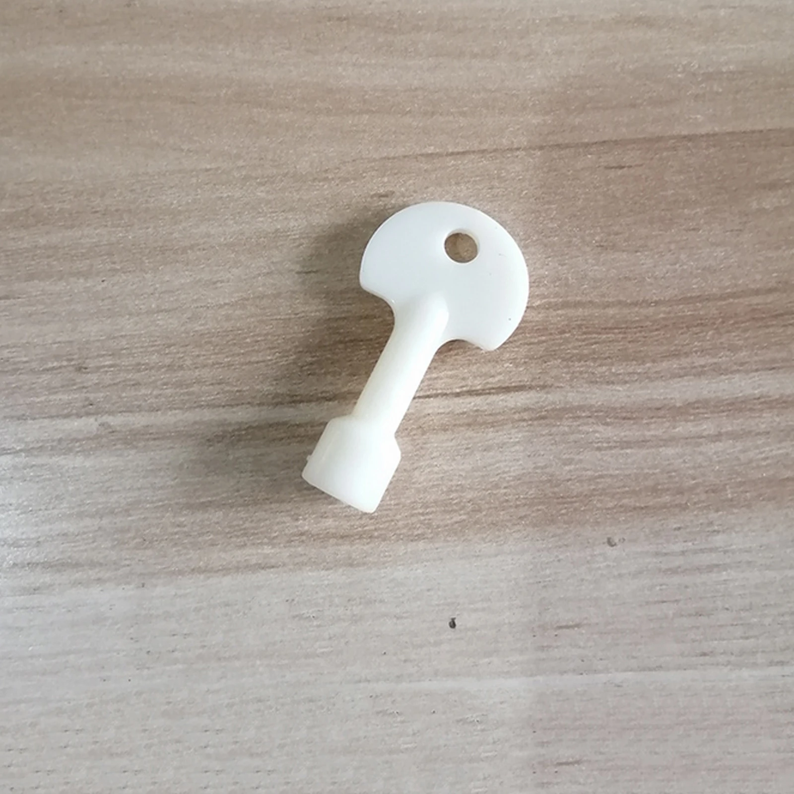 

Trash Key Lock 1Pc Plastic Triangle Security Key for Outdoor Stainless Steel Trash Can Garbage Can Locks