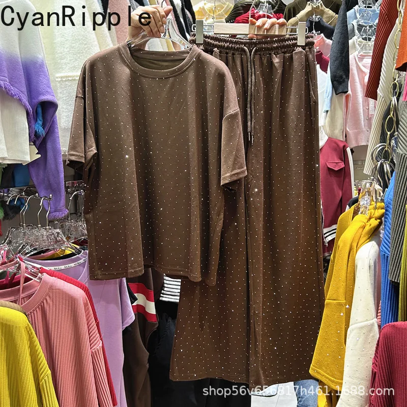 

Комплект для женщин: футболка с круглым вырезом и коротким рукавом, украшенная стразами, + прямые брюки на резинке, универсальный стиль