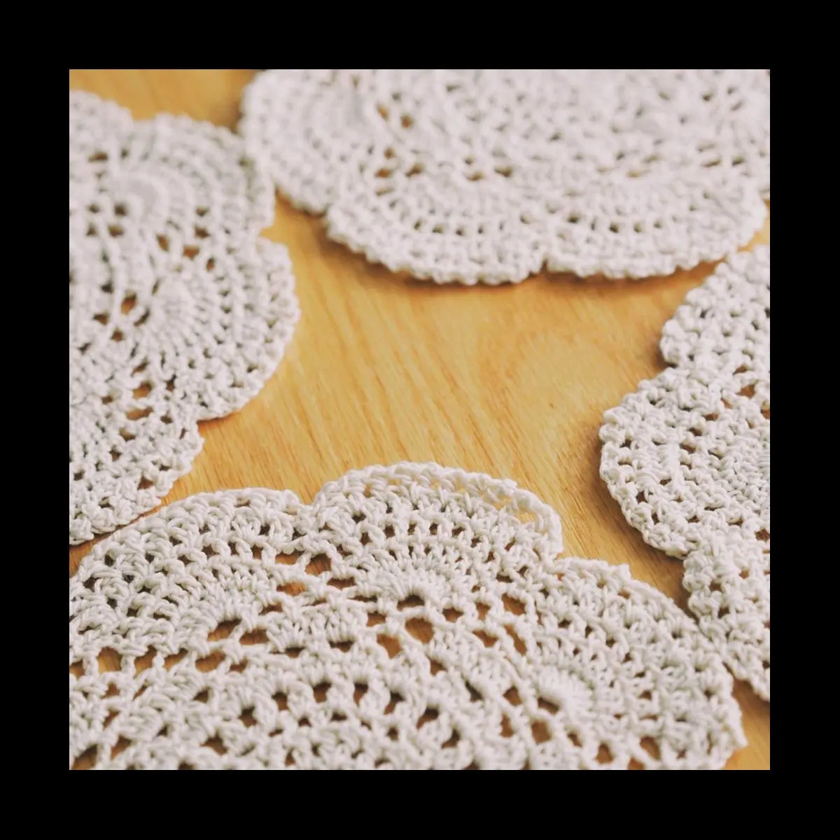 L! DT299^4PCS 8.6 Inch Doilies Crochet Round Lace Doily Handmade Placemats Cotton Crocheted Coasters (Beige)