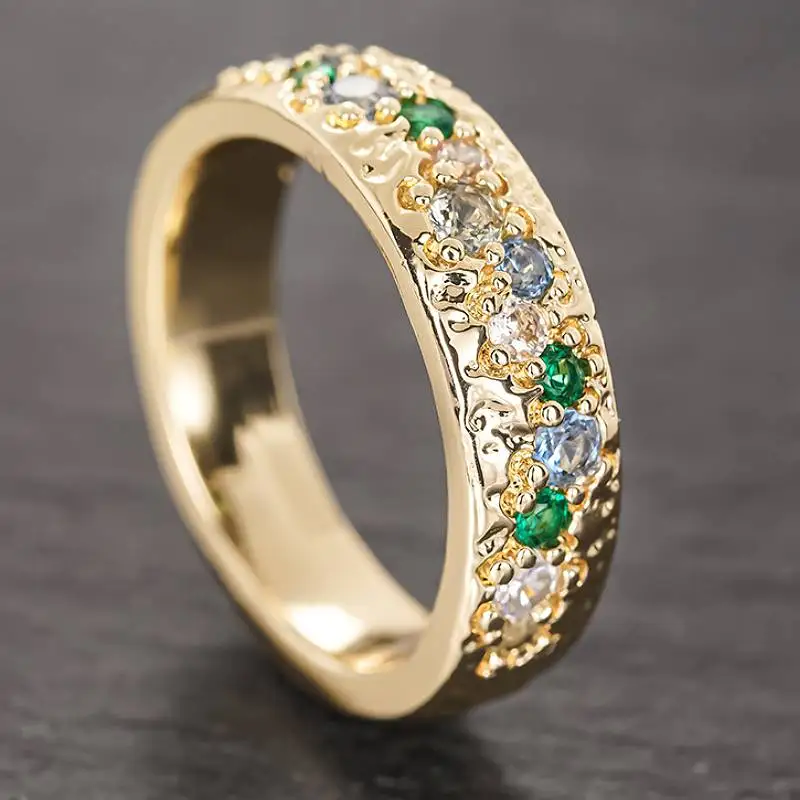 Huitan Luxus-Ring für Damen in Goldfarbe mit brillantem, mehrfarbigem CZ-Stein, trendiges Hochzeitszubehör für Damen, eleganter, schicker Schmuck