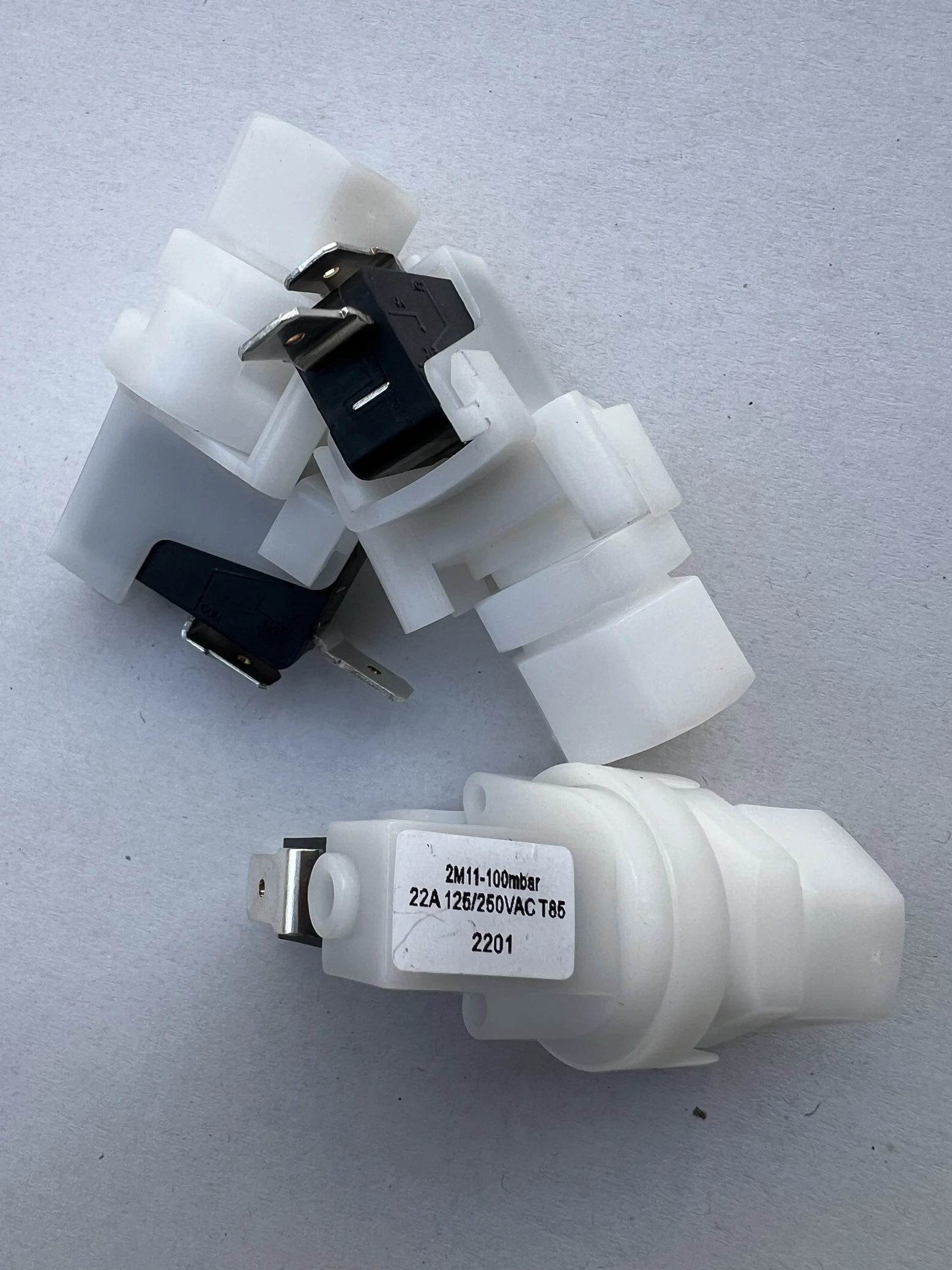 Interruttore pneumatico 2M11-100mbar 22A 125 250VAC nuovissimo spot