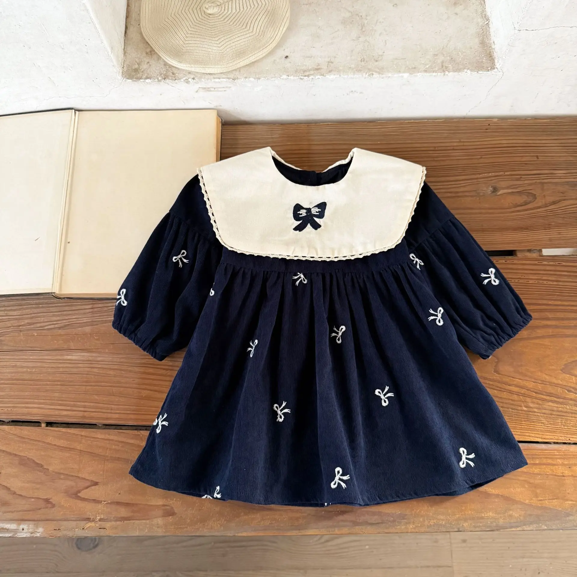 

Вельветовые платья для девочек с бантом и вышивкой, весенне-осеннее повседневное платье трапециевидной формы с длинными рукавами, одежда для маленьких девочек