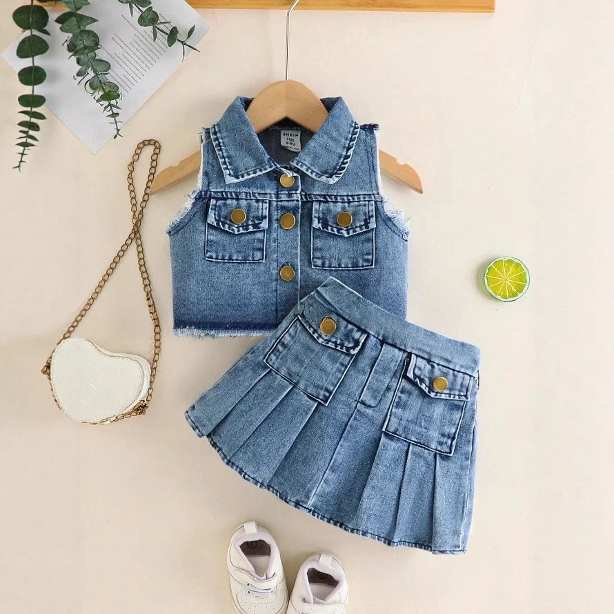 

Стильное джинсовое детское повседневное платье для девочек, комплект из двух предметов, жилет без рукавов, пальто, плиссированная юбка с металлическими пуговицами, летняя