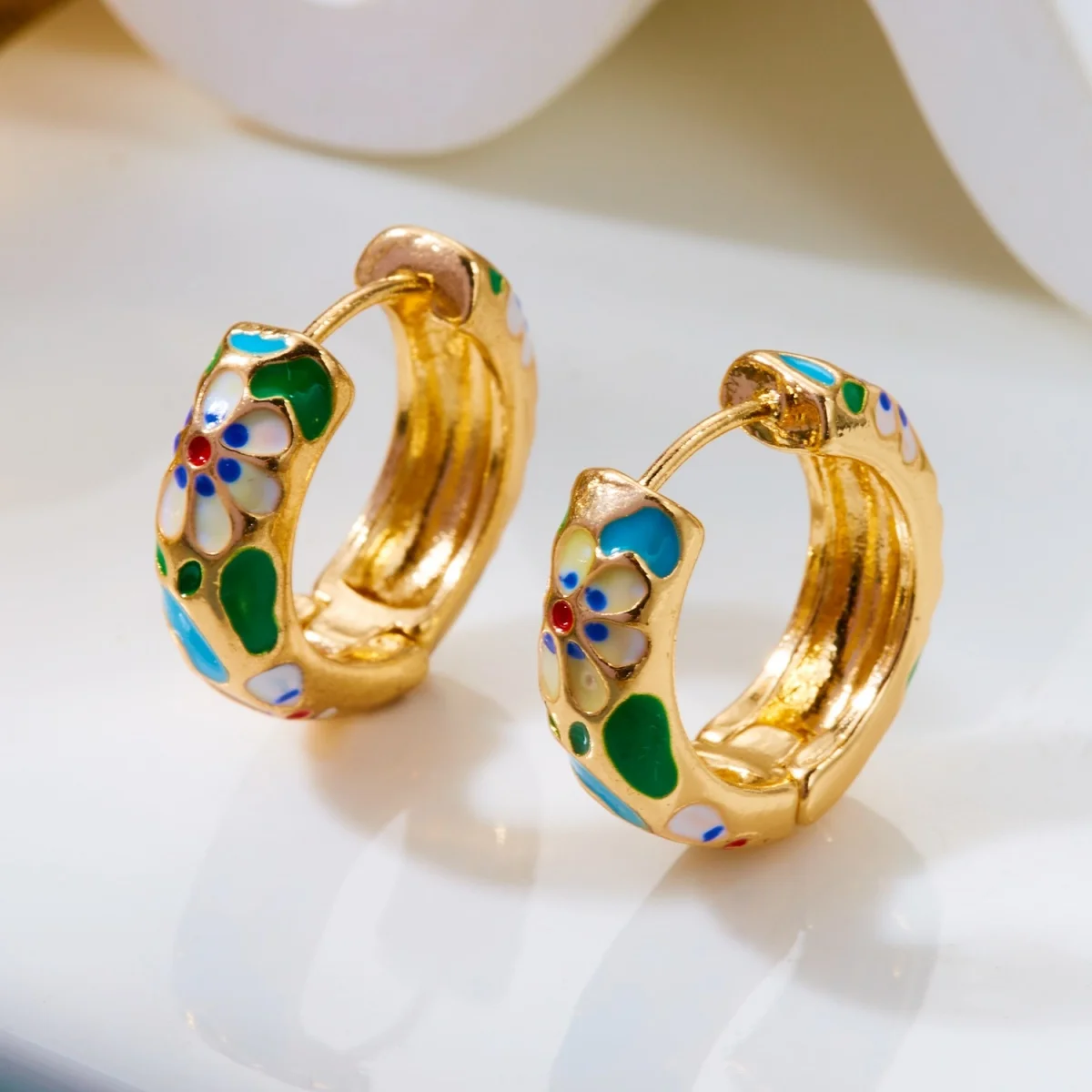 Süße bunte Emaille-Gänseblümchen-Ohrstecker für Damen und Herren, elegante geometrische Creolen mit Gittermuster, Schmuck – Detail 29