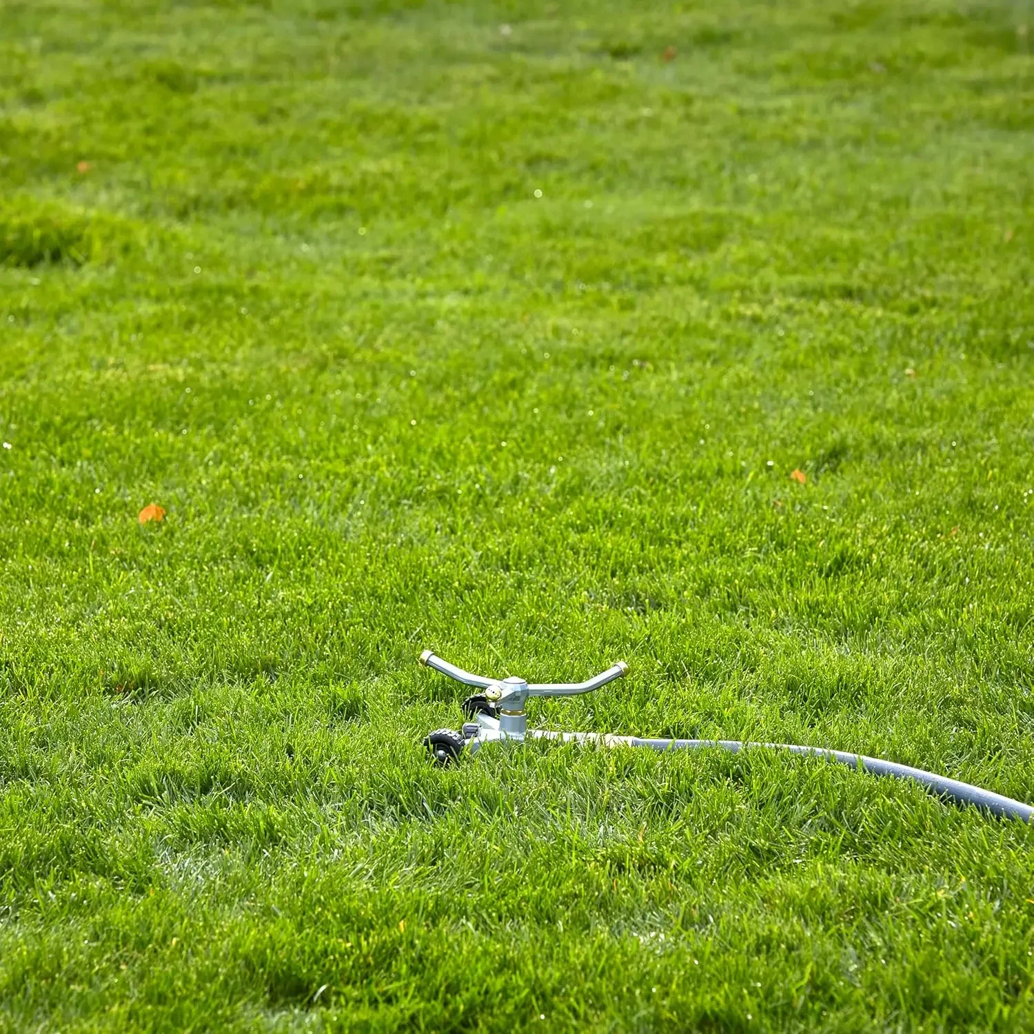Hochleistungs-Spinnsprinkler mit 692 Quadratfuß und Rädern, drehbarer Sprinklerkopf aus Metall für 360-Grad-Abdeckung in Blumenbetten