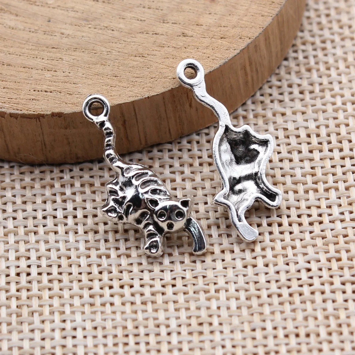 

40pcs 25x10mm(0.98x0.39inch) Antique Silver Color Cat Charms Pendants DIY Jewelry Making Accessories