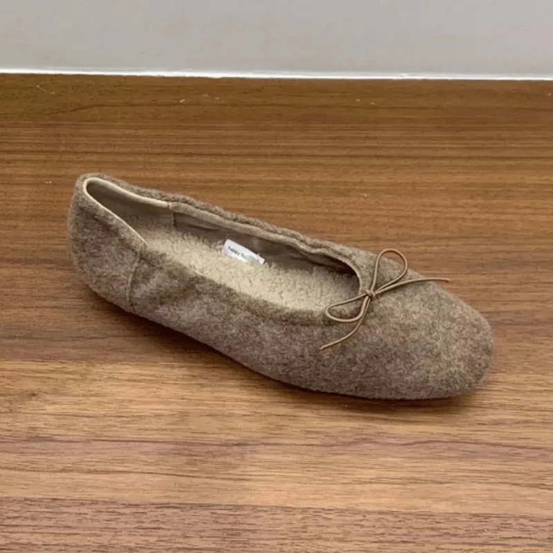 Modische, flache Schuhe aus Plüsch, zum Hineinschlüpfen, für Damen, weich und warm, mit Schmetterlingsknoten, aus Flockstoff, flache Damenschuhe mit Fell, neue Herbst-/Winterkollektion. – Detail 4