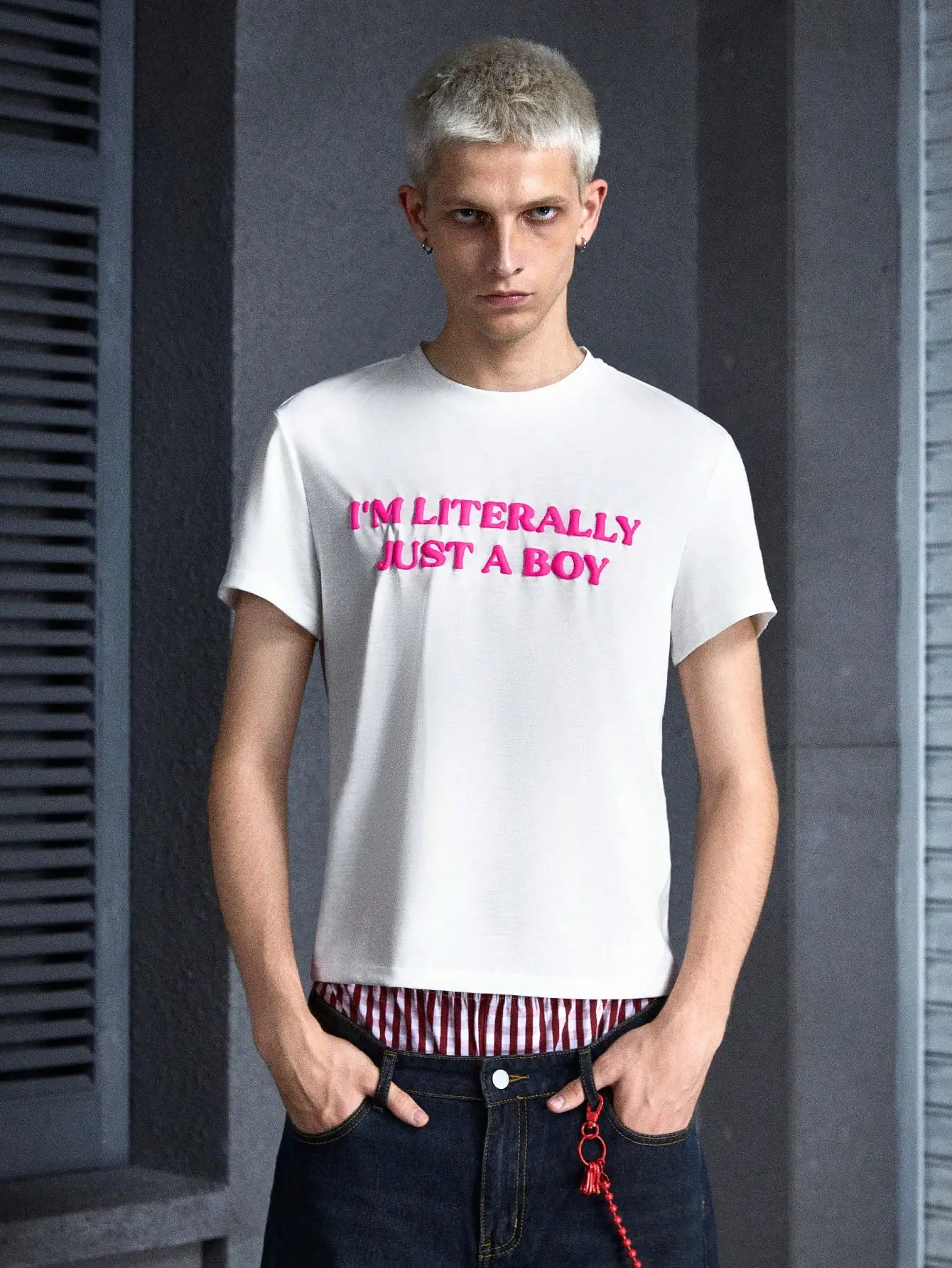 

Men's White Loose Fit Short Sleeve T-Shirt with Pink Foil Graphic Print, Casual Streetwear Style for Spring Summer