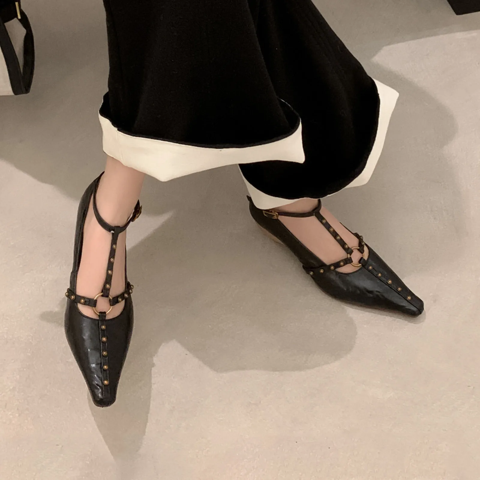 

Arden Furtado 2025 Spring sheepskin Alien heel Mary Jane shoes square toe T-buckle Middle heel Rivet Large size Pumps