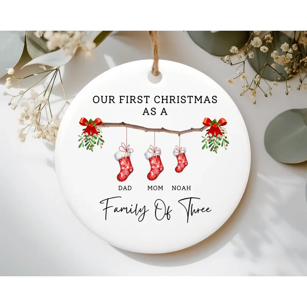 2025 Personalisiertes Familien-Ornament-Geschenk für Baby, Kind, Dreiköpfige Familie, Weihnachtsornament, Individuelles Geschenk für das erste Weihnachten des Babys – Detail 3
