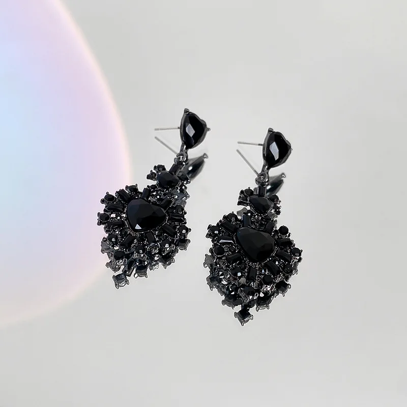 Inlaid Rhinestone Heart Earrings for Women Fashion Black Color Dangle Earrings Elegant and Vintage Jewelry Party Gift