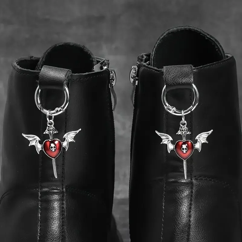 1 Paar/2 Stück Gothic-Vampir-Schuhanhänger, rotes Herz, Totenkopf, robuste metallische Schuhdekorationen für Halloween-Gothic-Partys