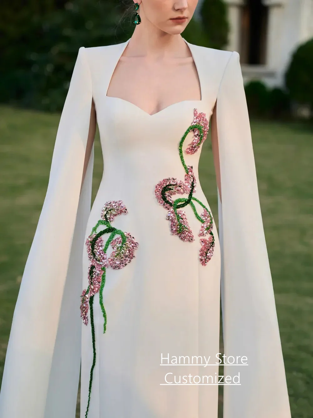 Suknia wieczorowa w kolorze kości słoniowej z Arabii Saudyjskiej, zdobiona koralikami i kamieniami, szyta na miarę, z dekoltem w kształcie serca, długimi rękawami, peleryną, prosta, formalna suknia balowa.