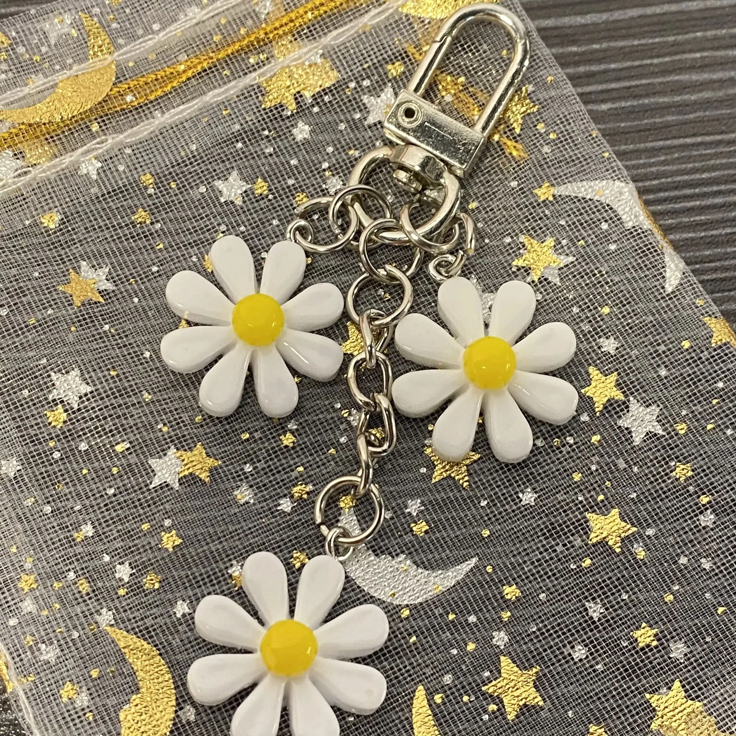 سلسلة مفاتيح ديزي بيضاء ، هدية زخرفية أنيقة للنساء ، لطيفة ، 1 * * #4