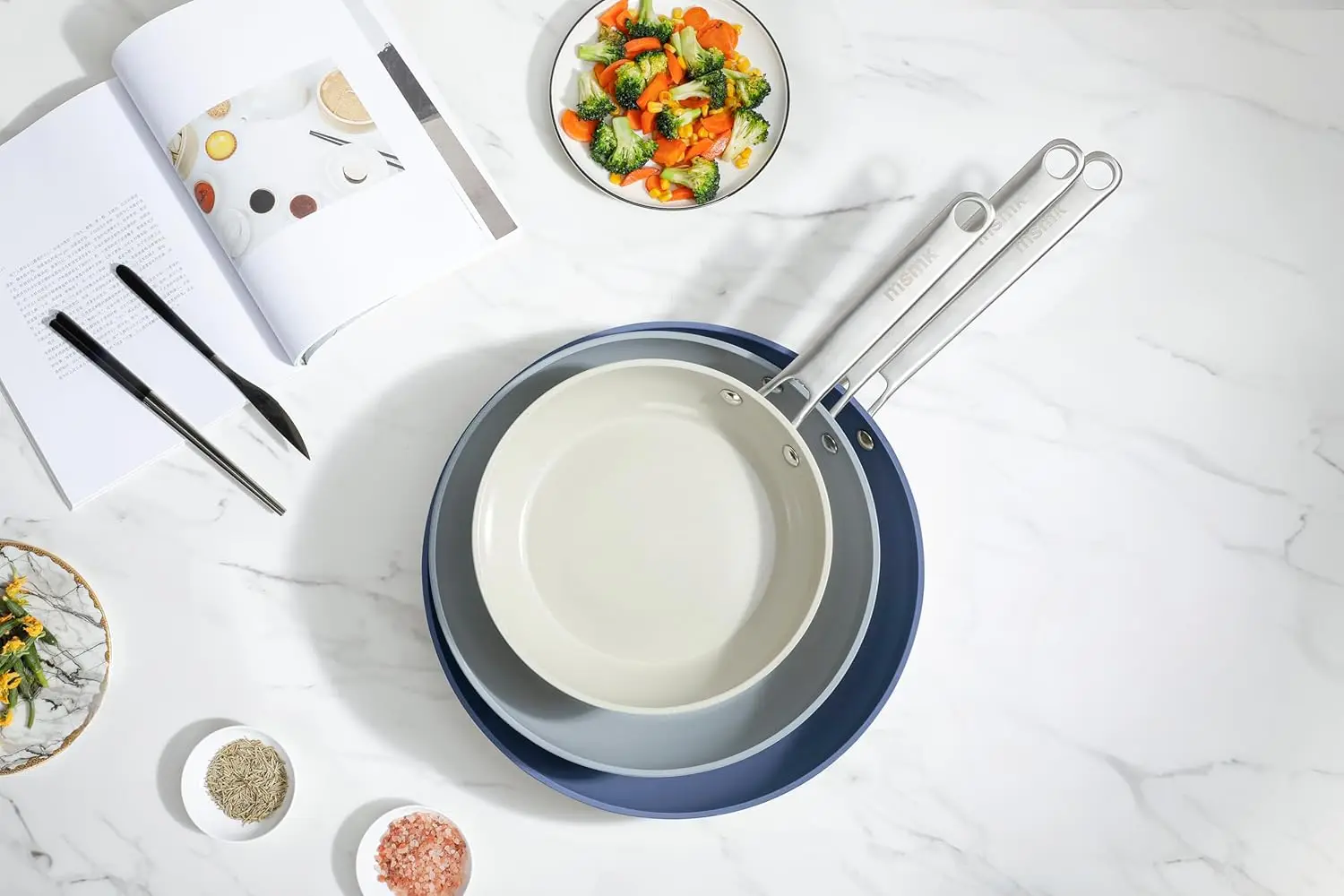 

Набор посуды с антипригарным покрытием из пяти предметов. Профессиональная конструкция распределения тепла, совместимая со всеми плитами.