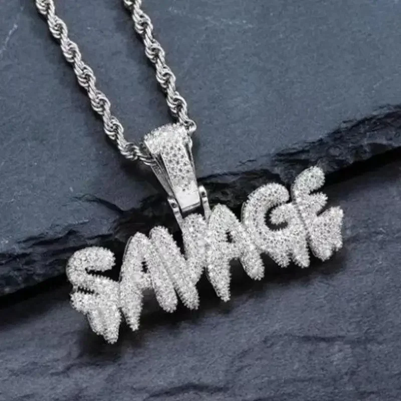 Iced Out Letter Savage Wisiorek Błyszczący Bing Cyrkonia Hip Hop Naszyjnik Męski Cool Rock Rap Trend Biżuteria