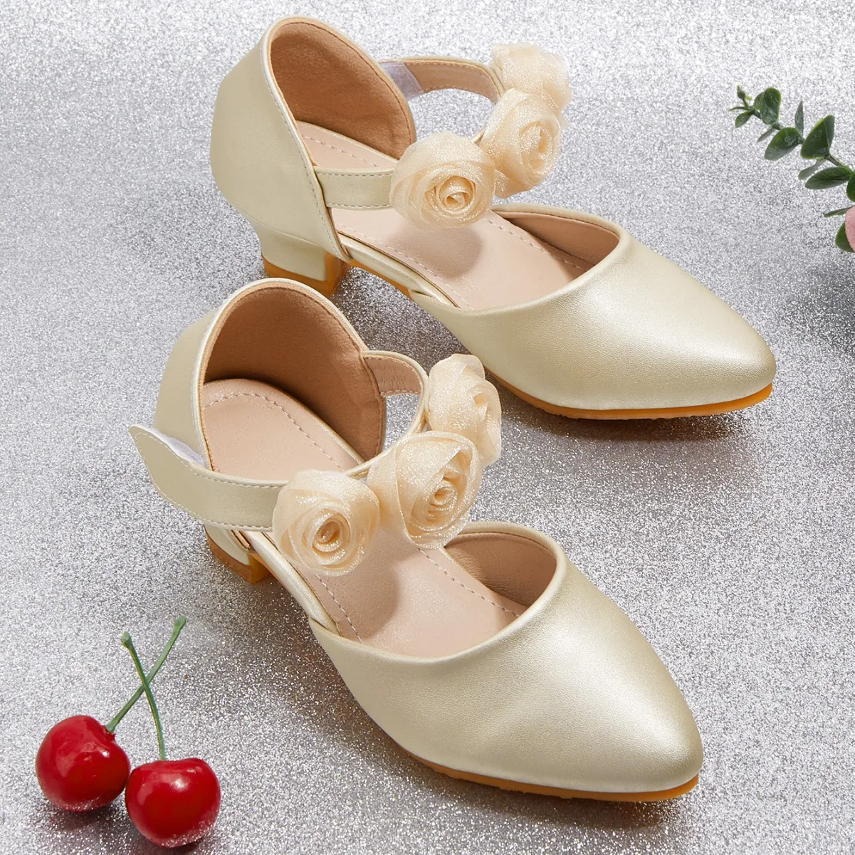 2025 New Girls Shoes Children Pointed Flowers High Heels Thick Heel Hollow Kids Sandals Princess Dance Party Performance Shoes