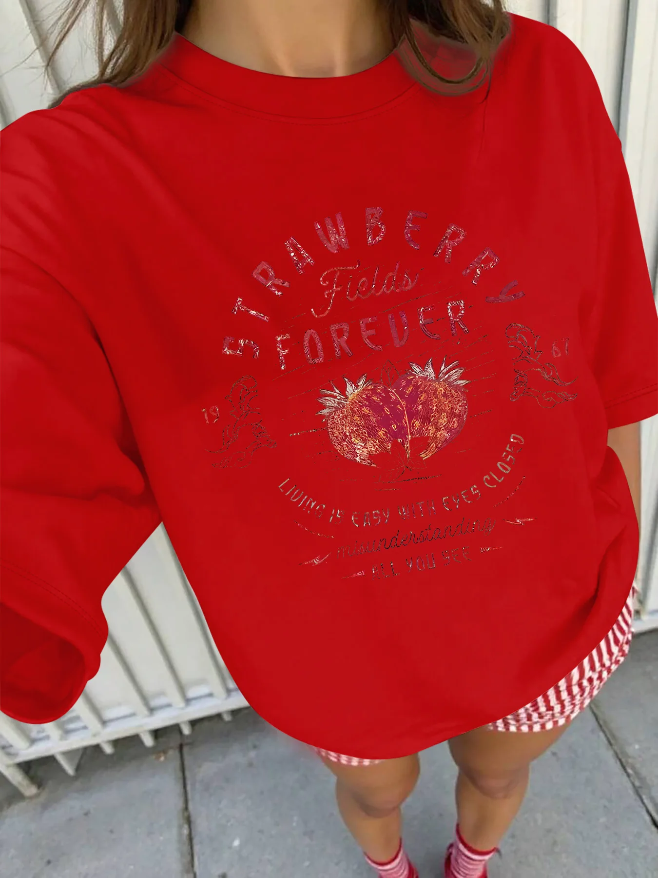 تي شيرت بأكمام قصيرة مقاس كبير: "حقول الفراولة للأبد" طباعة الفراولة الرجعية، خيارات ألوان متعددة