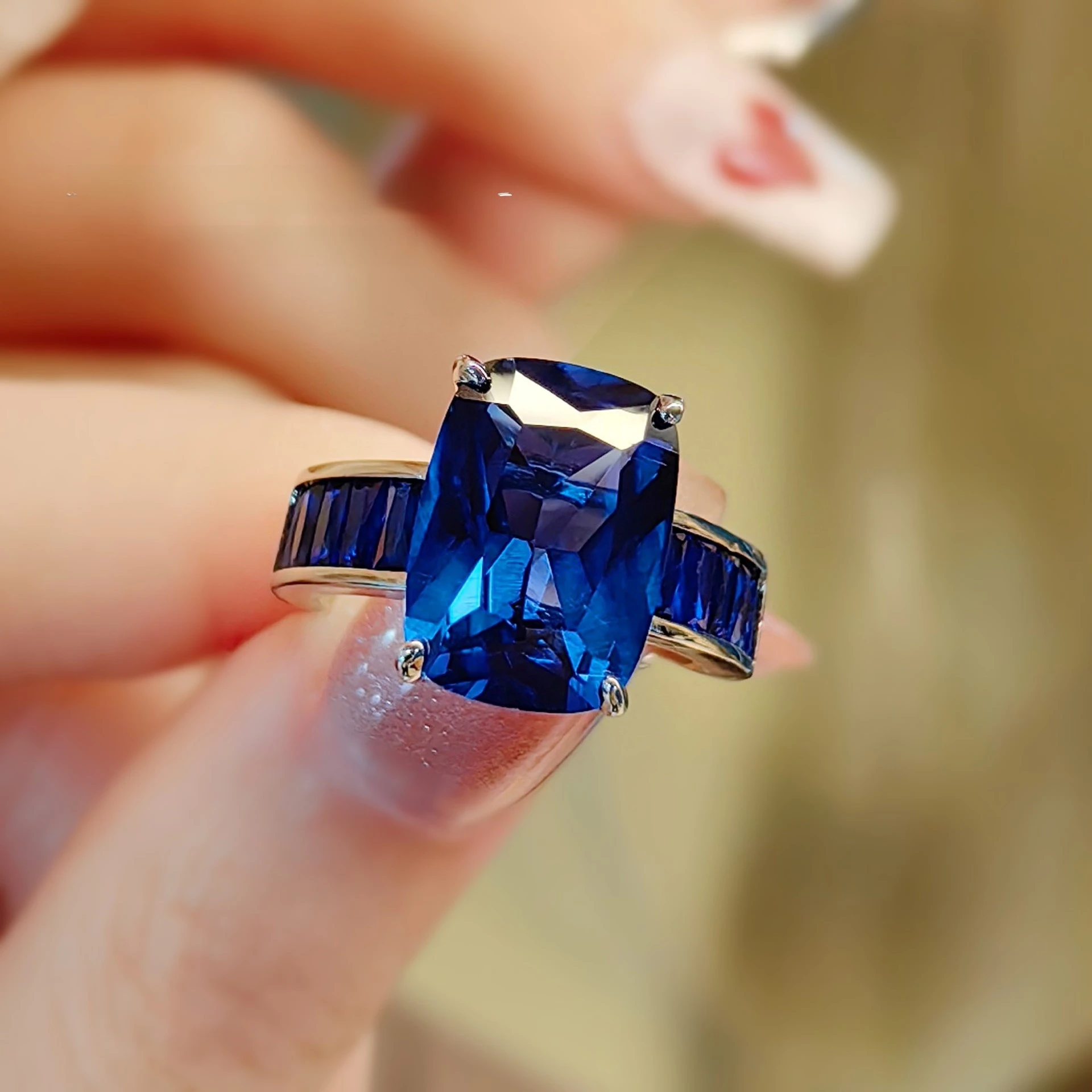 Rechteckiger Ring im koreanischen Stil mit Farbverlauf, aus rotem Korund und 925er Sterlingsilber – ein modischer, schlichter und eleganter Schmuck für Damen. – Detail 1