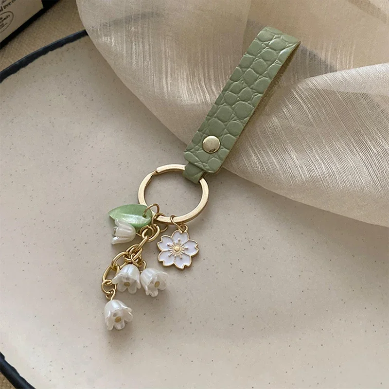 Fresh And Elegant Bell Orchid Keychain Women Green Sweet Imitation Pearl Leatherresin Alloy Keychain Jewelry Accessory Gifts K-