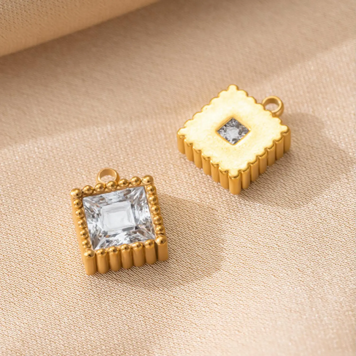 5 Stück Edelstahl-Anhänger mit winzigen, kristallklaren Zirkonia-Steinen in Herz-, Quadrat- und Tropfenform für Armbänder, Halsketten und Schmuckherstellung. – Detail 5