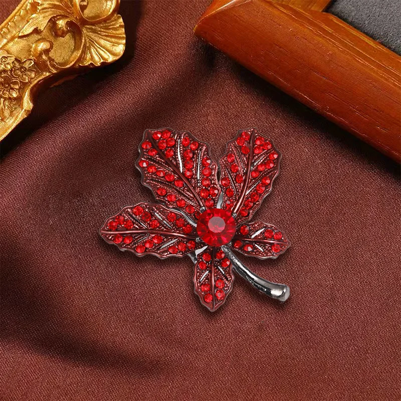 Cross border retro alloy brooch clothing accessories, high-end fashion accessories, maple leaf metal brooch and brooch jewelry