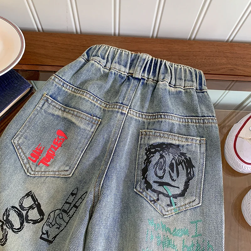 الأولاد الجينز نماذج الربيع والخريف 2025 جديد أجنبي أنيق بناطيل أطفال طفل صافي الأحمر المقلية الشارع سراويل جينز