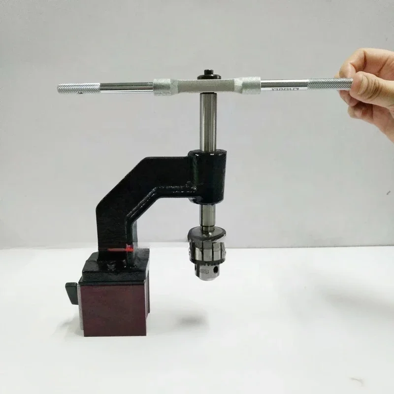 

Manual device of magnetic tapping machine