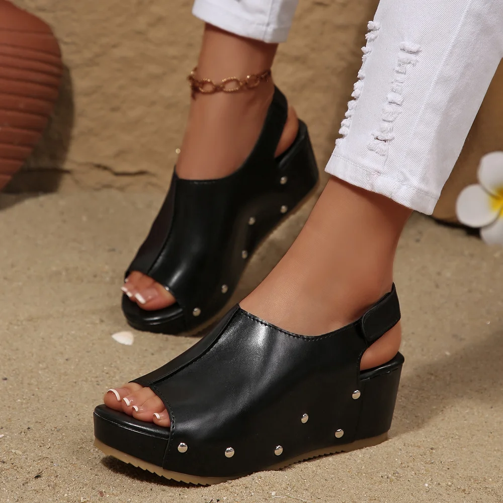 

Летние новые черные сандалии на платформе с заклепками, женские туфли на танкетке с открытым носком, модные универсальные, увеличивающие рост, комфортные