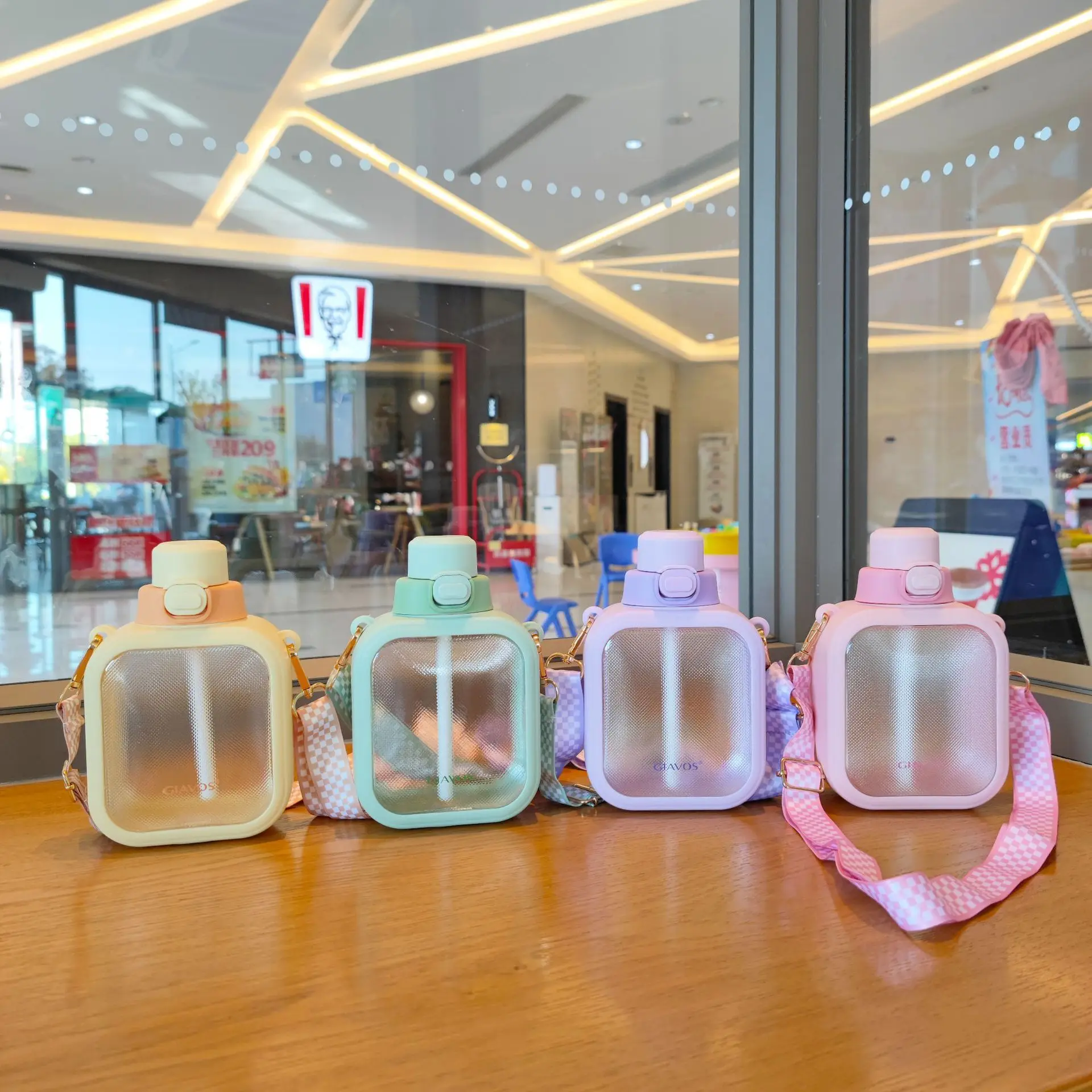 クリエイティブなストロー付きプラスチック製ウォーターボトル、クロスボディスリングカップ、モダンミニマリストスタイル、アイスキングカップ、中国製、pc素材
