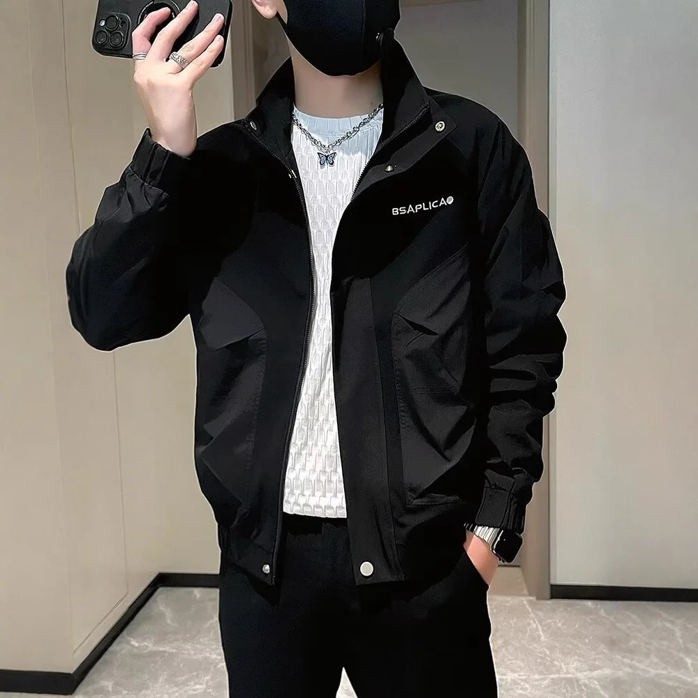 

Стильная мужская куртка с вышивкой, модная брендовая модель для осени и зимы, приталенный крой, повседневная, с длинными рукавами, на молнии, без капюшона.