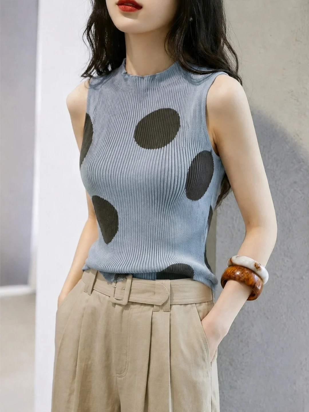 2026 Autumn Seasonal Design Polka Dot Knitted Vest Slim Fit Sleeveless Top for Women Commute Style Korean Version Straight Cut