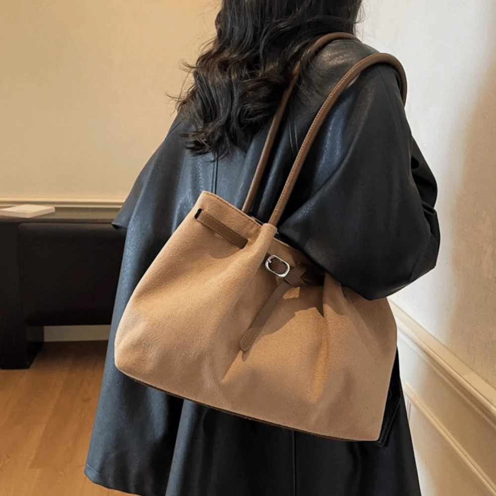 Elegante Wildleder-Umhängetasche mit großem Fassungsvermögen, Retro-Handtasche, einfarbig, erhältlich in 4 Farben, Pendler-Tragetasche, Schule/Reisen/Arbeit – Detail 12