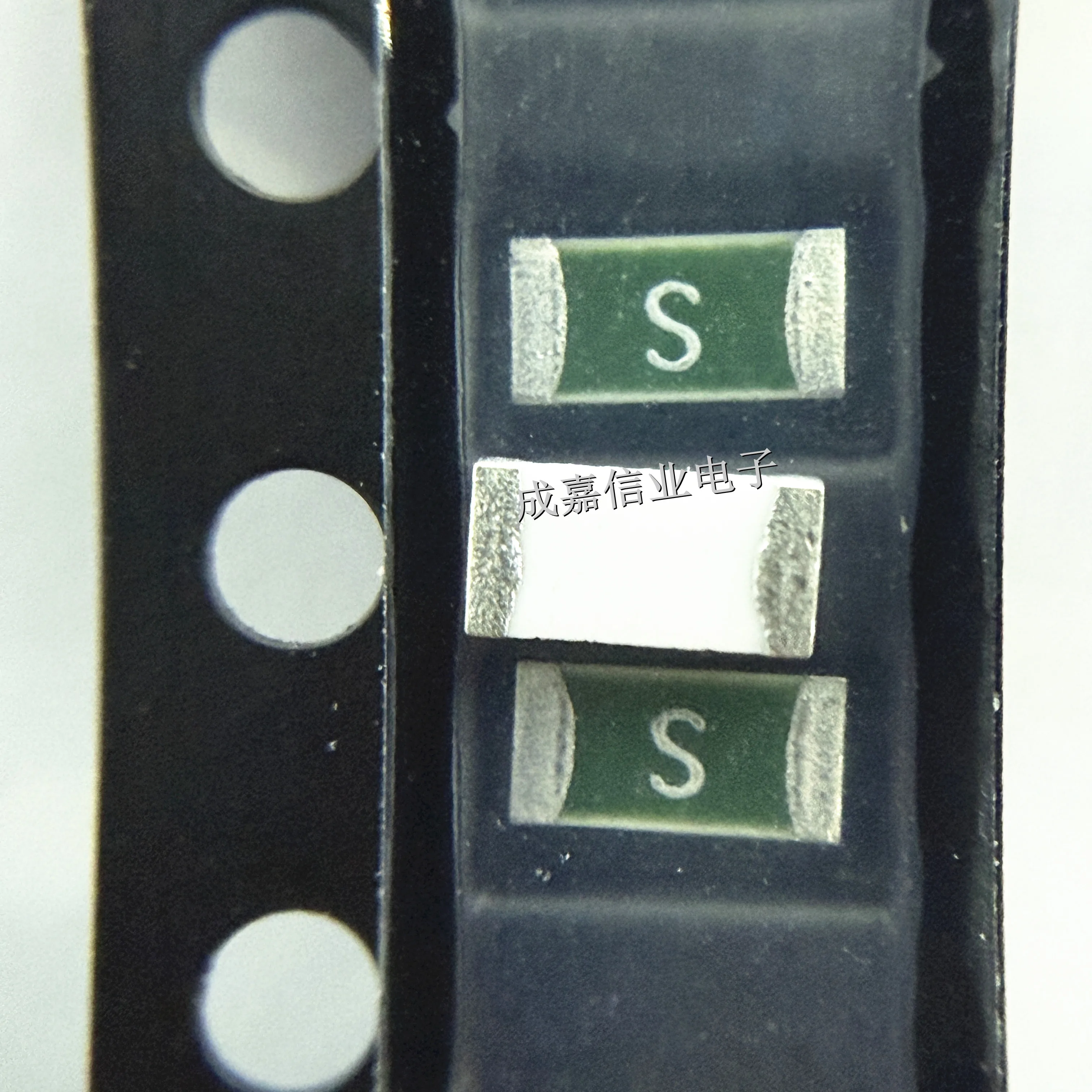 10pcs/Lot CC12H4A-TR 1206 (3216 Metric) 4A 63V Surface Mount Fuses AEC-Q100 Operating Temperature:- 55 C-+ 125 C